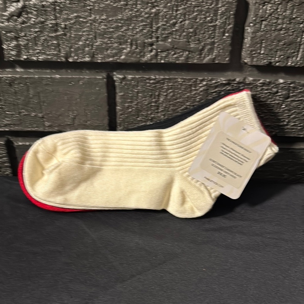Fabletics 3-pack cloud sock. (C)